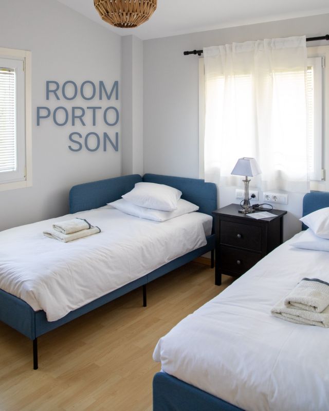 Relax in this first-floor room with two single beds. Perfect for unwinding, with an independent bathroom featuring two sinks and a walk-in shower. 

Everything you need to recharge after a day of adventure 🛋️🌟

📍 Agra, 66 - Porto do Son (A Coruña)

📲 634 69 04 55

💌 info@surfhouseasfurnas.com

#surfhouseasfurnas #asfurnas #surfhousespain #surfhousegalicia #surfhouse #surfhome #surflife #waves #naturelovers #yoga #skate #food #galicia